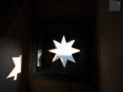 Ci colpiscono due fori esterni che proiettano sul muro macchie di luce in forma di stella